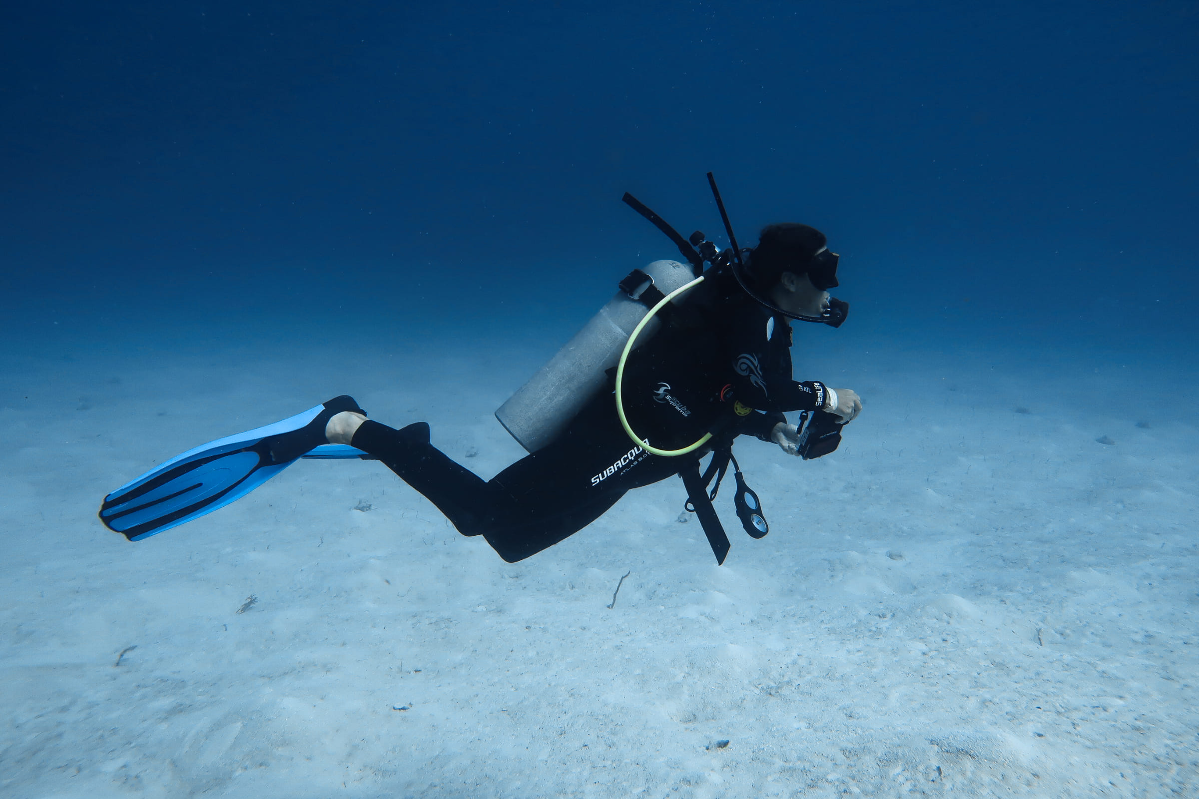 Scuba diver exploring the reef at Takata Experience in Mahahual. Beginner diving destinations